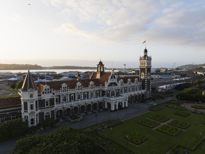 704702 attractions dunedinrailwaystationsunrise 004 dunedinnz  2